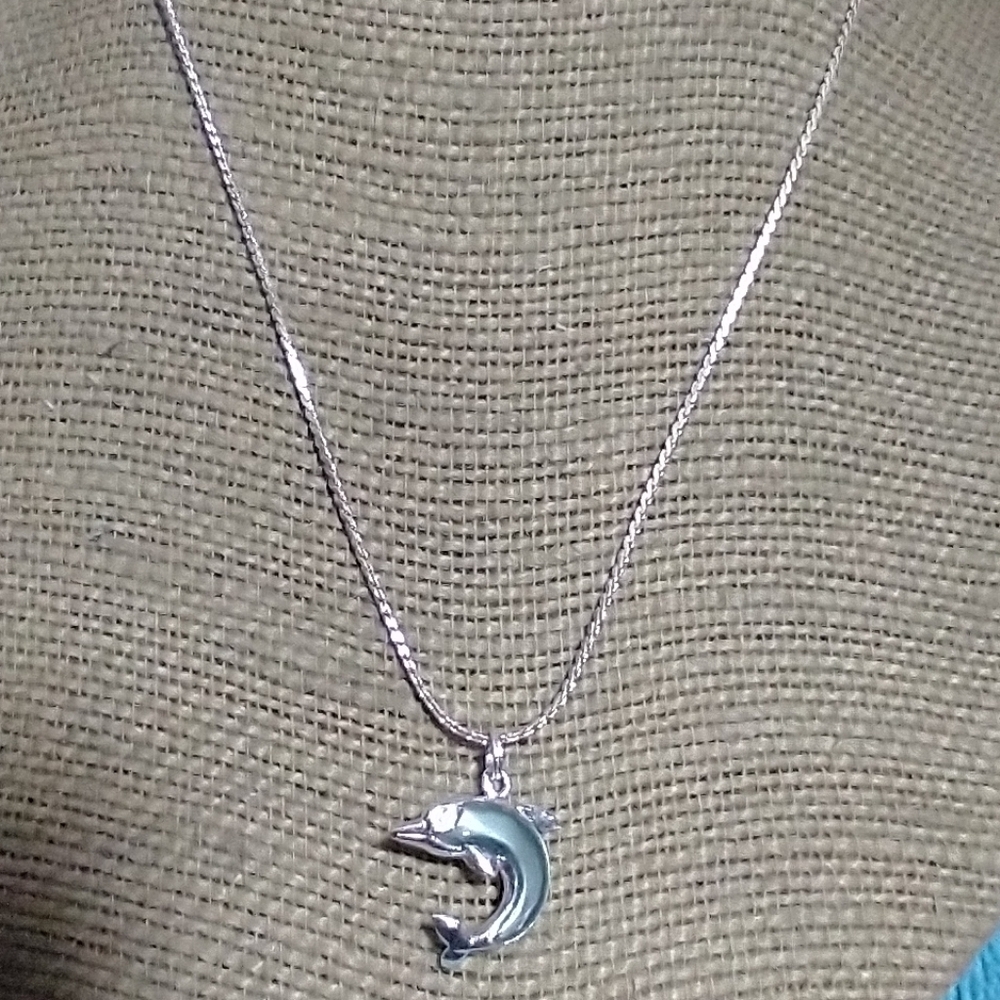 Elegant Silvertone Green Enamel Dolphin With Crystal Eye Pendant Necklace vintag - Picture 4 of 4